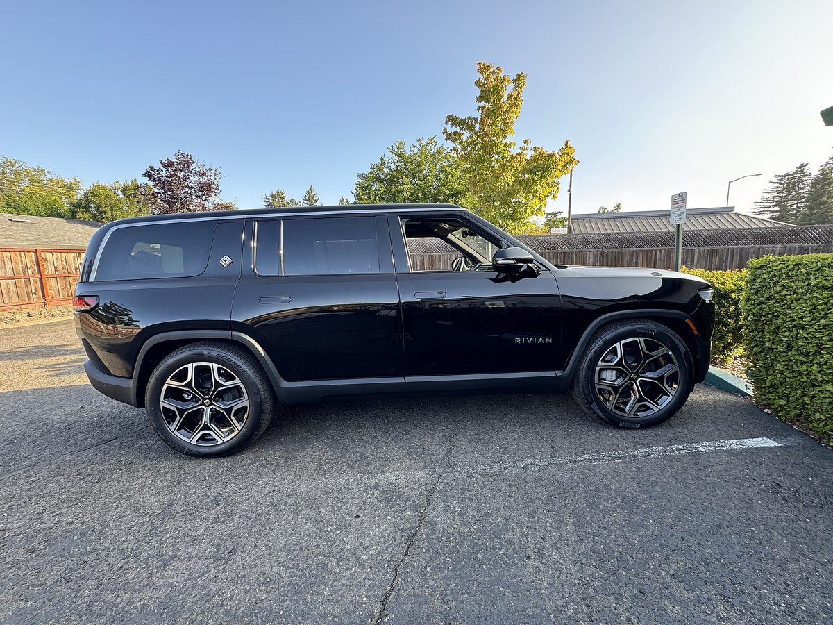 Rivian R1S